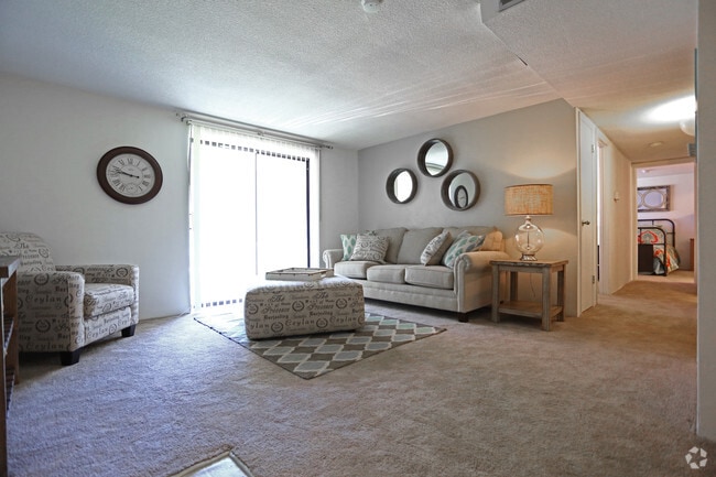 2BR, 2BA - 870 SF - Taravue Park