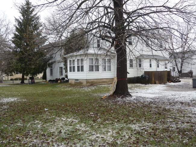 Atrás - 611 N Water St Unidad #4