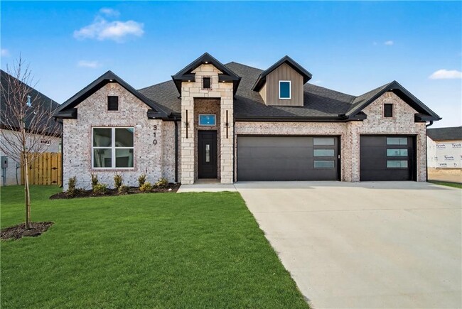 Building Photo - 310 Hedge Dr