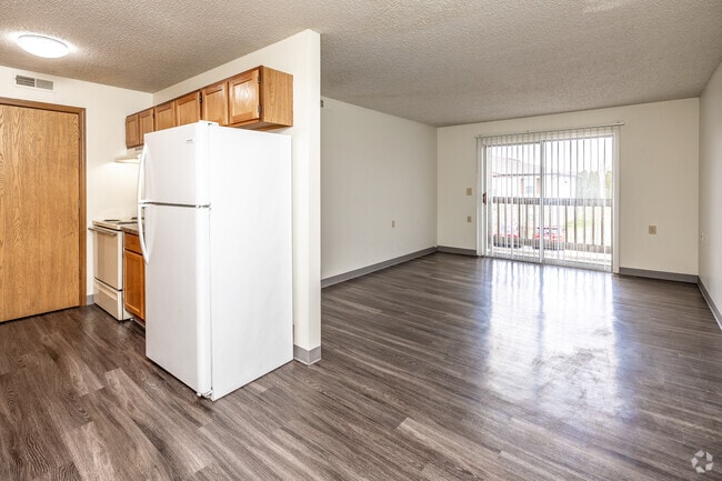 2BR, 1BA - 900 SF