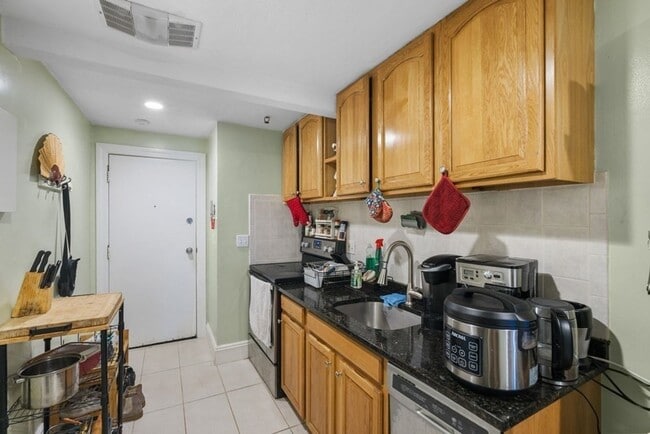 Photo - Modern unit with great location in heart of Allston available 9/1/26