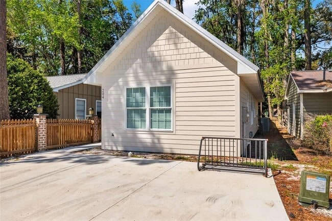 Building Photo - 204 Palm St