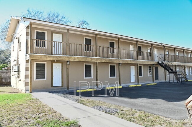 Building Photo - 1141 W Acacia Ave Unit 8