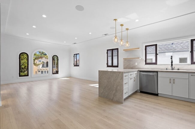 341 N Genesee Ave Unit 341