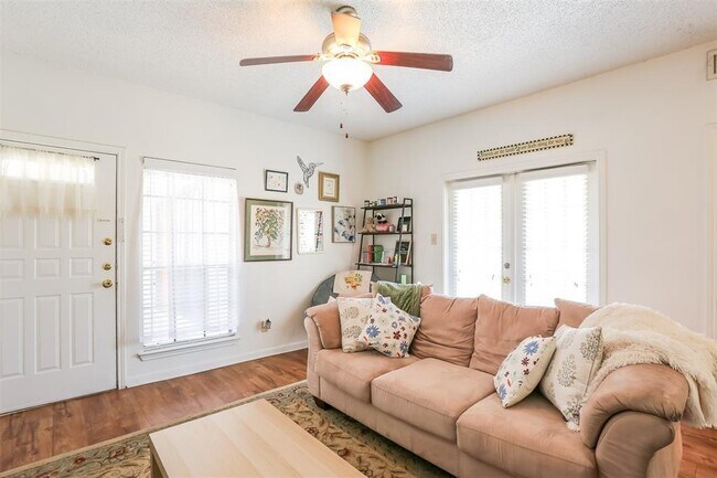 Photo - 912 W 22nd St Unit 202