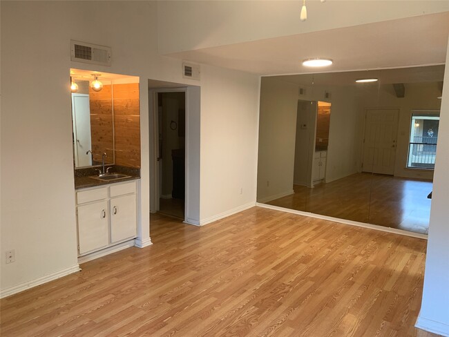 Photo - 1100 Augusta Dr Unit 18