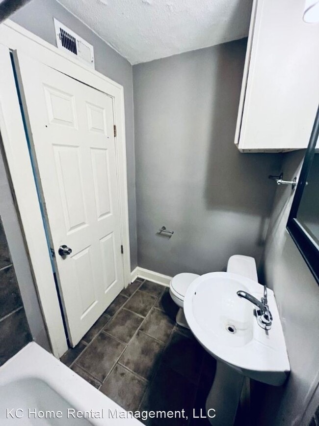 Photo - 1 br, 1 bath House - 1114 W 41st Terr 2W