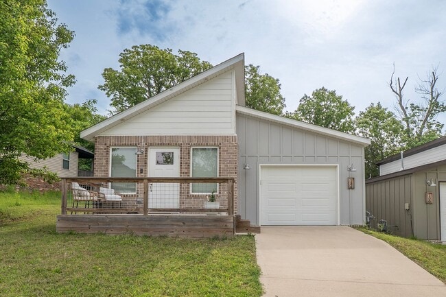 Building Photo - 2 Bed 2 Bathroom Home!!