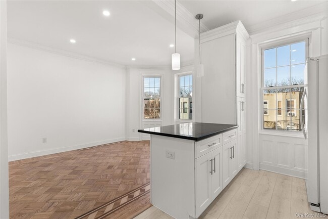 Photo - 61-33 Palmetto St