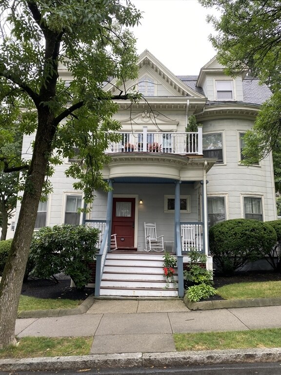 Building Photo - 131 Thorndike St Unit 1
