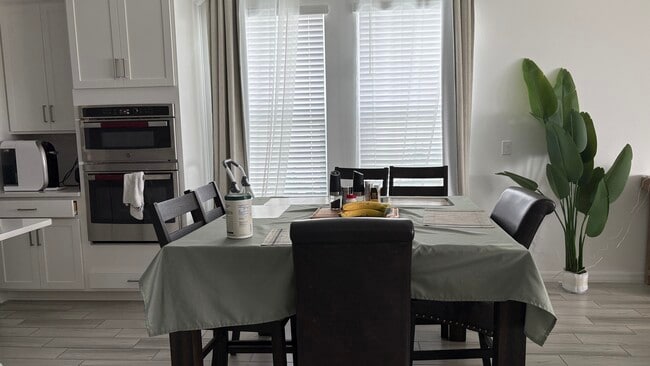 Comedor - 500 SE Ranch Oak Cir
