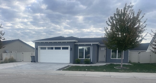 Building Photo - 412 Red Rose St