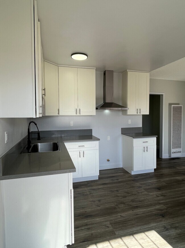 Photo - 1334 W 93rd St