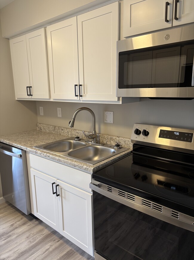 Building Photo - The Oaks Apartments