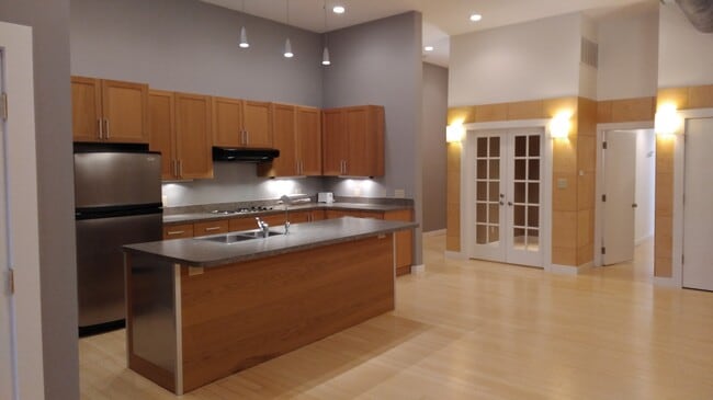 Building Photo - 100 W Market St Unit 2B