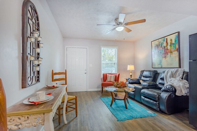 Photo - 610 E College St