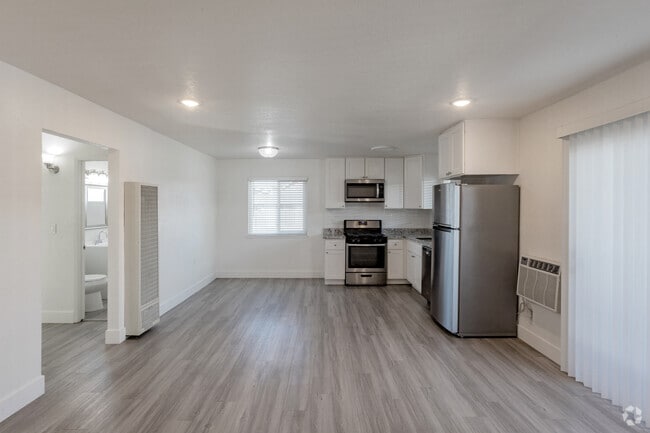 2BR,1BA - 810SF - Living Room