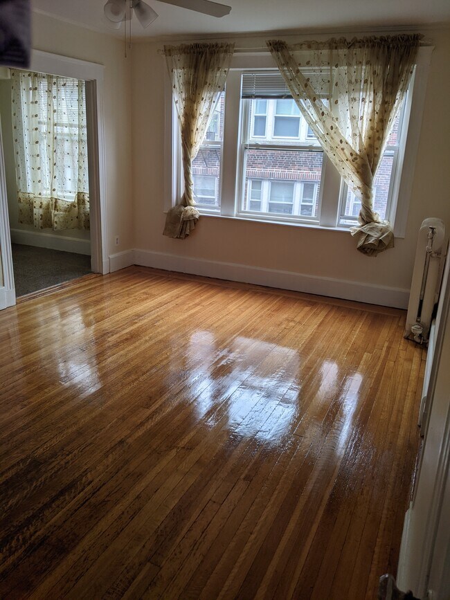 Living room view from entrance - 1607 Commonwealth Ave Unidad 27
