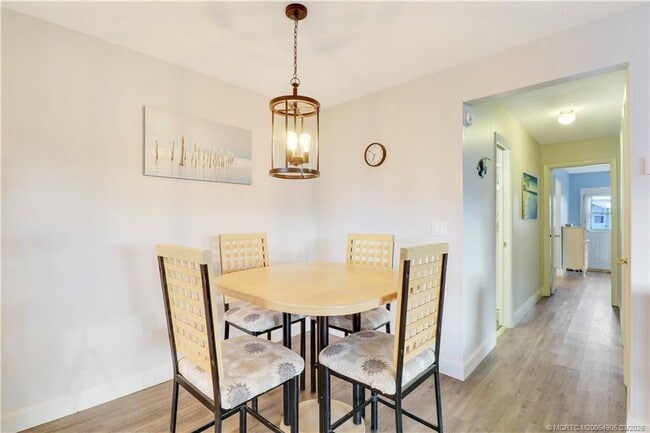 Photo - 211 Manatee Ln Unidad D