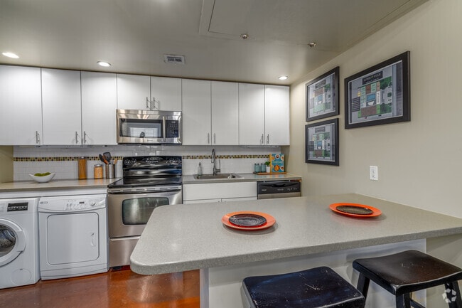 2BR, 2BA - 820SF - Kitchen
