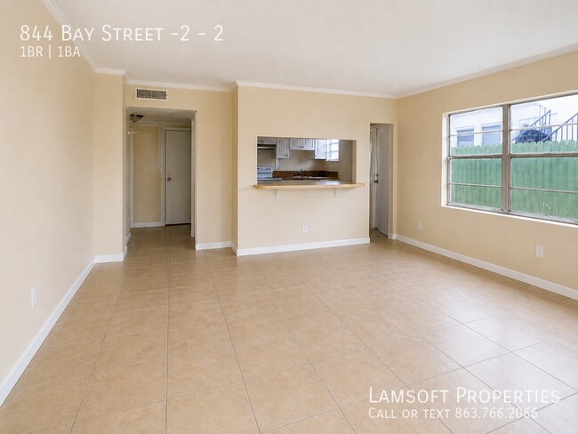 Photo - 844 Bay St