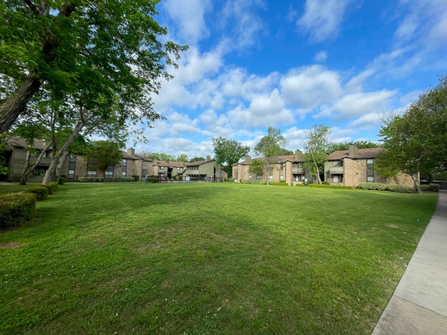Sommerset-Apartments_community-area3.jpg