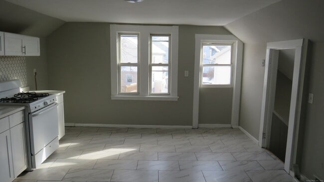 Building Photo - 191 Ferry St Rental