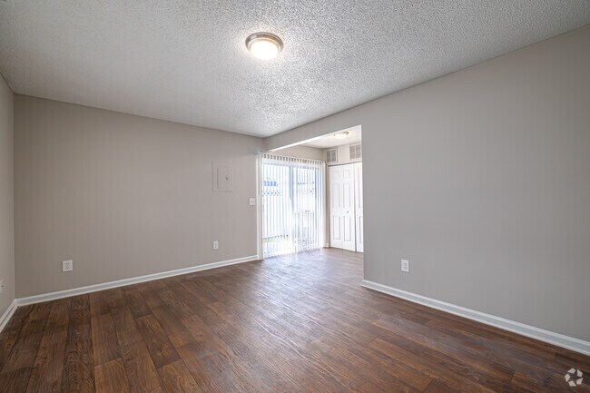 2BR, 1.5BA - 817SF - Living Room