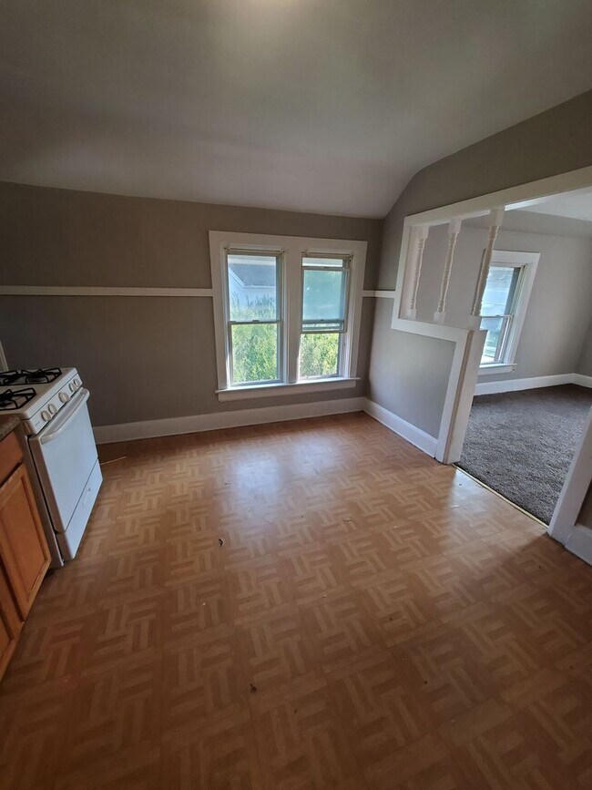 Photo - 335 Luedtke Ave Unit Upper