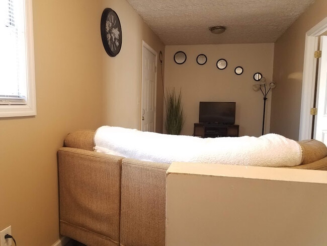Family Room - 5323 Noyes Ave Unit C