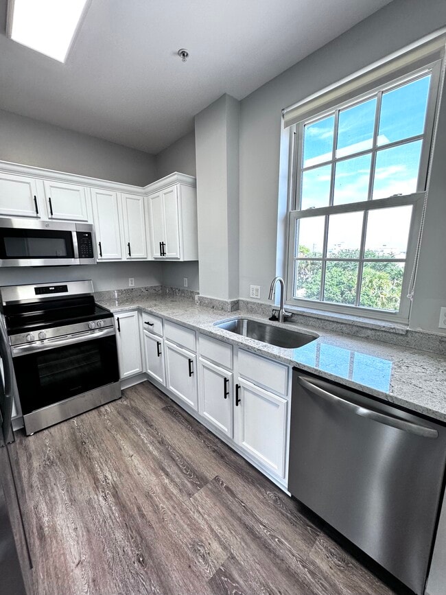 Kitchen - 101 SE Ocean Blvd Unit 305