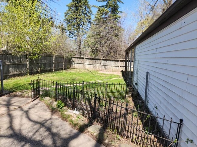 Photo - Great 4-bedroom 2-Bath house for rent in a quiet neighborhood!