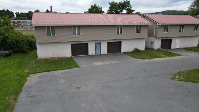 Building Photo - Two Bedroom Unit Apt 2
