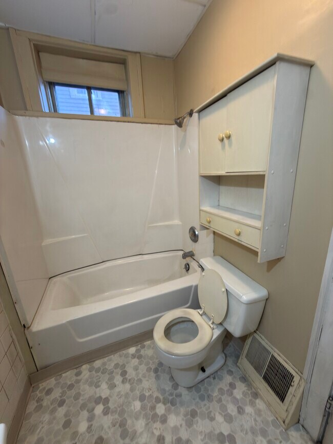 Photo - 200 E Elm St Unit Apt.2