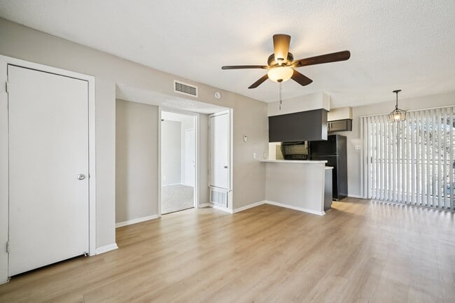 Disfrute del confort moderno en The Riley Apartments, con amplios espacios, acabados elegantes y un ambiente acogedor. Con comodidades prácticas y una ubicación ideal, su hogar perfecto le espera. ¡Programe una visita hoy mismo para obtener más información! - The Riley