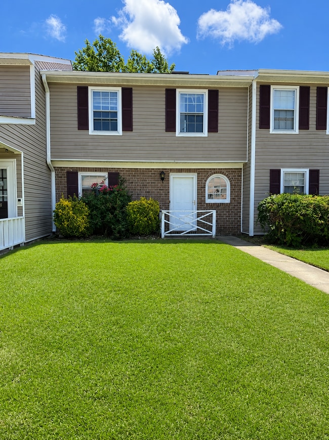 Building Photo - Charming 3 Bedroom Town House-116 Palace Cir.