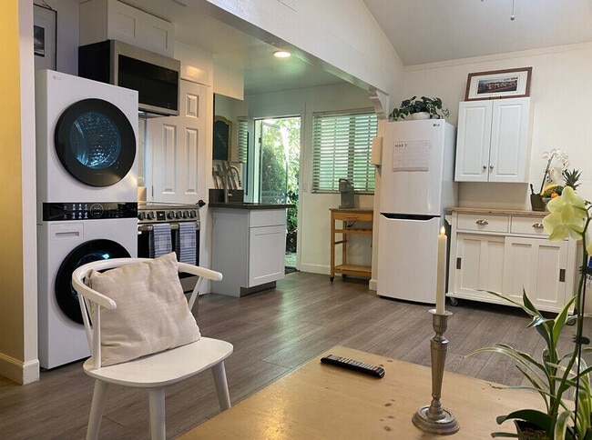 Photo - 226 W De La Guerra St Townhome