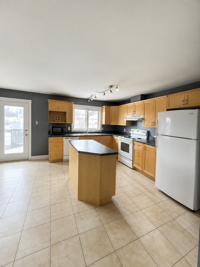 Photo - 102 Mill St