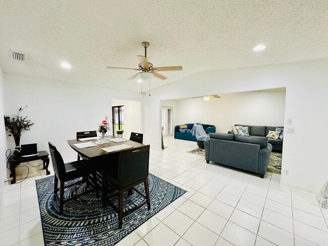 Photo - 5077 Forsythia St