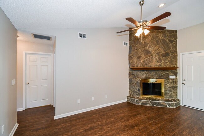 1384 Rose Hill Dr E