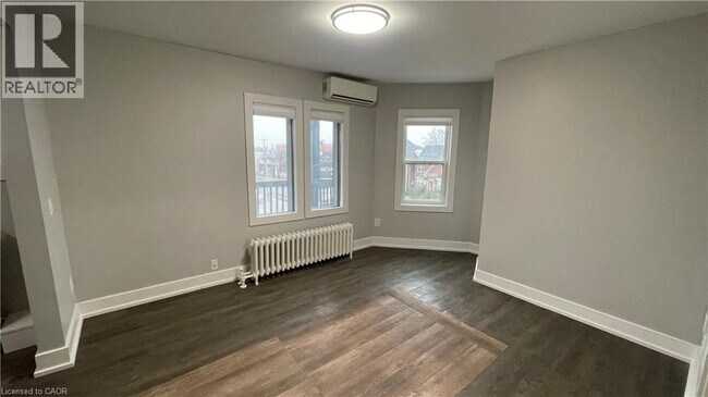 Photo - 4 1/2 Ottawa St N Unit 13