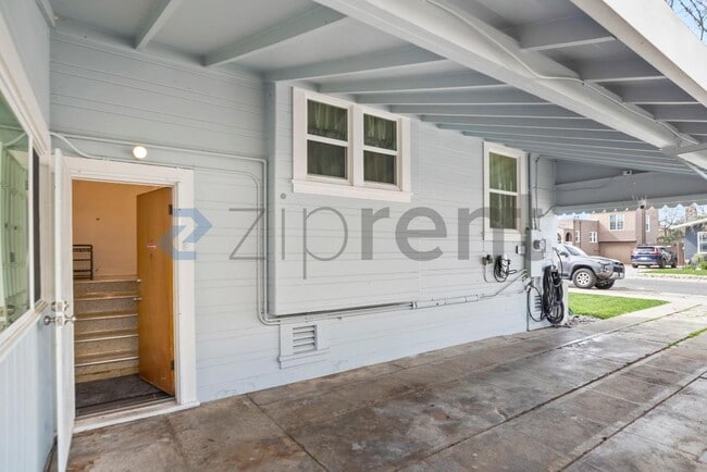 Photo - 1337 Acacia St