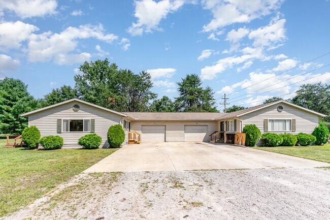 Charming 2-Bedroom Duplex with 1.5 Baths a... - Charming 2-Bedroom Duplex with 1.5 Baths a... Apartment