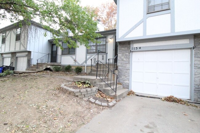 Building Photo - Updated 3 Bedroom 2 Bath Duplex in Olathe