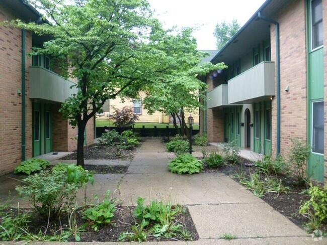 Building Photo - Ground Level Upper Apartment Near Downtown!