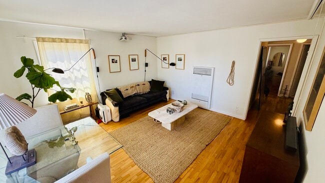 Photo - 941 Robinson St Unidad 941 half