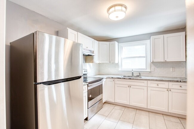 Photo - Lovely 3 Bedroom 1 Bathroom - 1st Floor with/ Washer and Dryer Unit 1st Floor