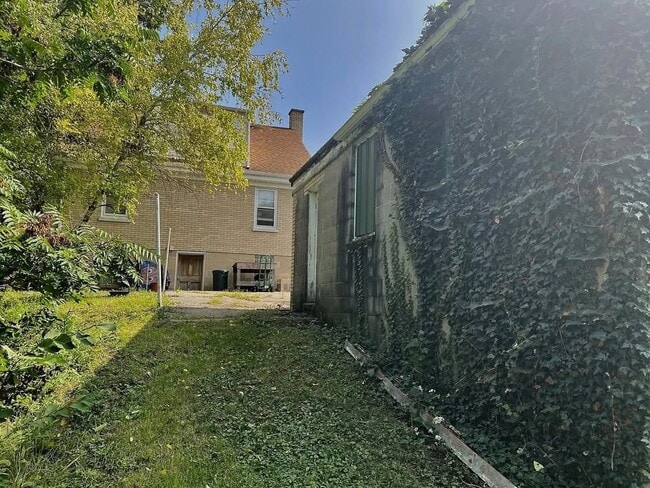 719 S Jefferson St Unit Garage