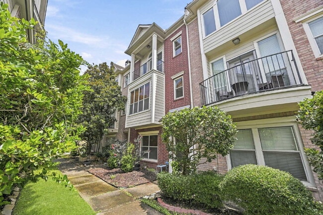 Photo - "Chic Urban Living: Spacious 2-Bed, 2-Bath Townhouse in Houston's Heart!" Unit B
