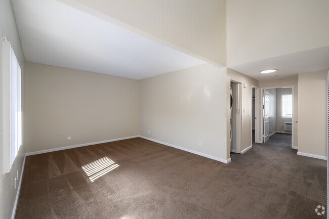 2BR, 2BA - 958SF - Living Room